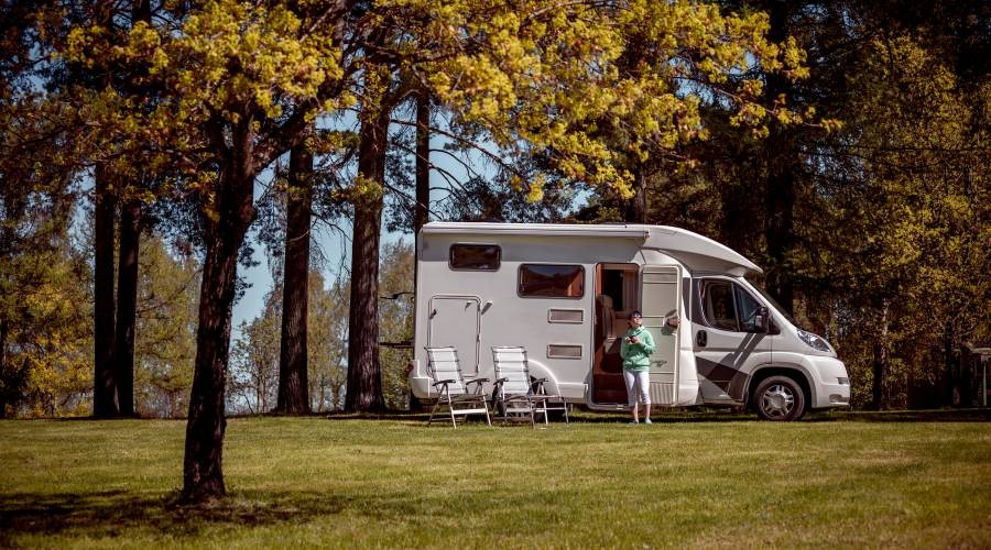 Camper tussen de bomen